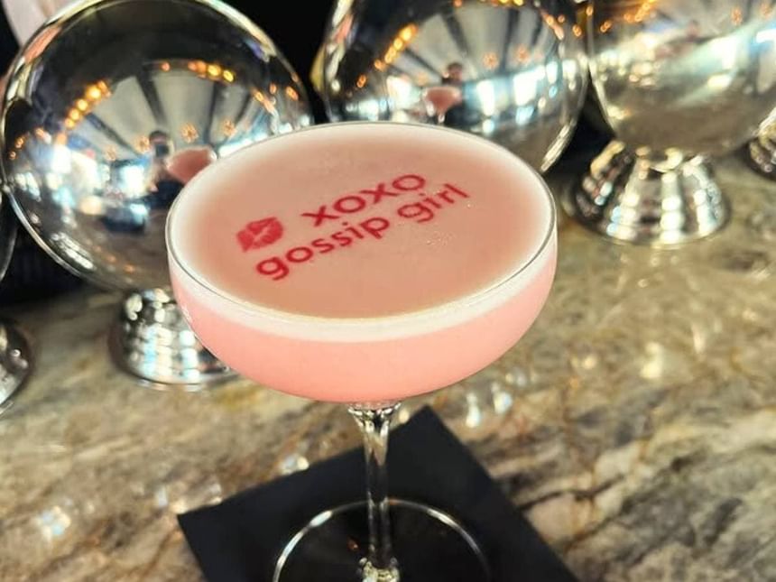 xoxo gossip girl cocktails at the empire hotel rooftop bar