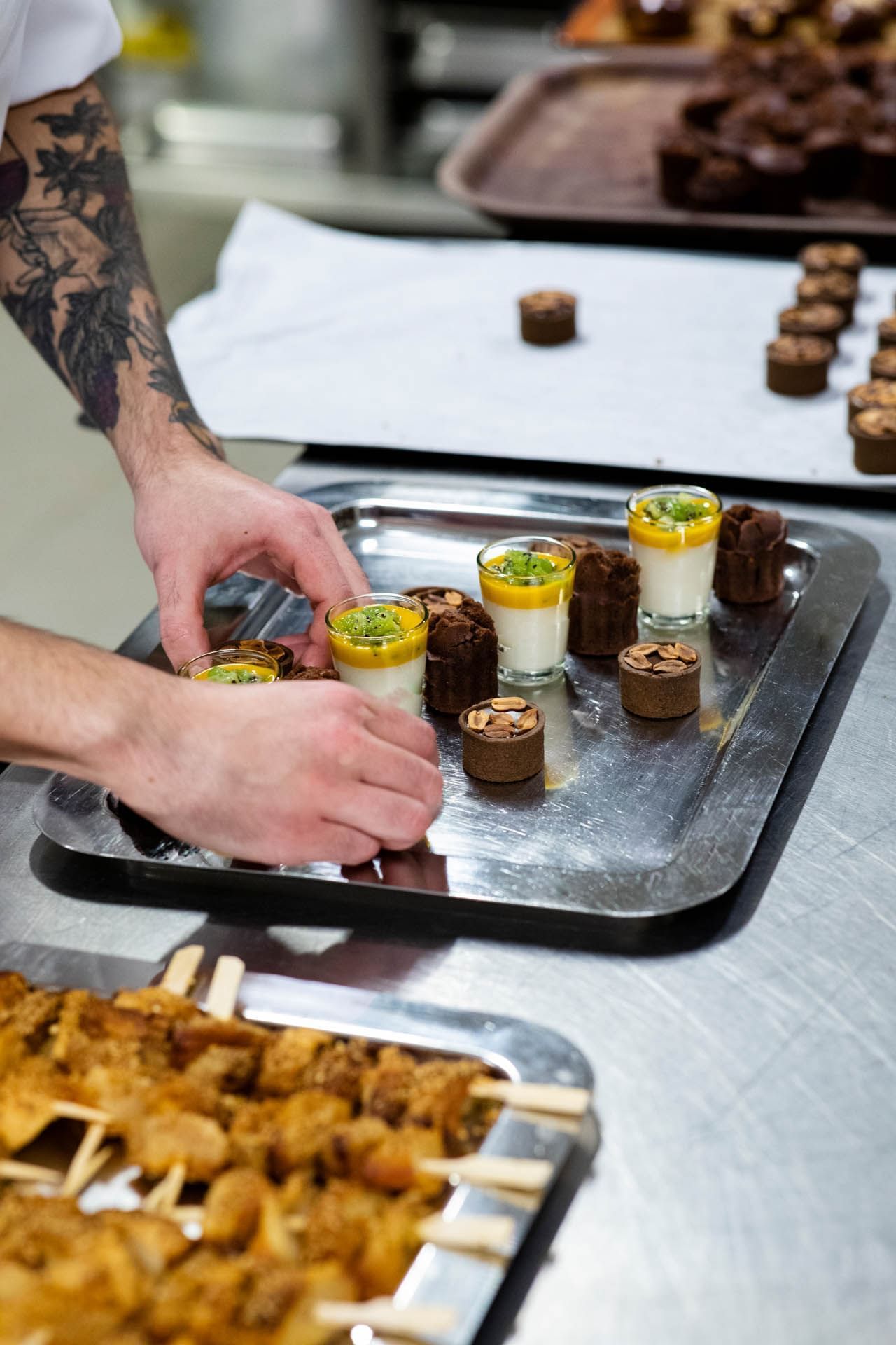 Chef arrangeant des plats dans la cuisine à Oceania L'Univers Tours
