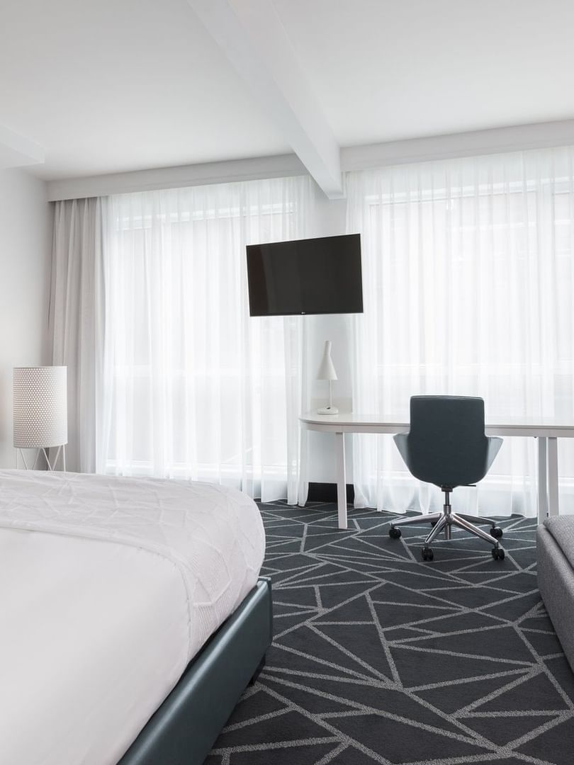 Suite Loft spacieuse avec télévision, lit et espace de travail au Warwick Le Crystal