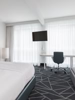 Suite Loft spacieuse avec télévision, lit et espace de travail au Warwick Le Crystal