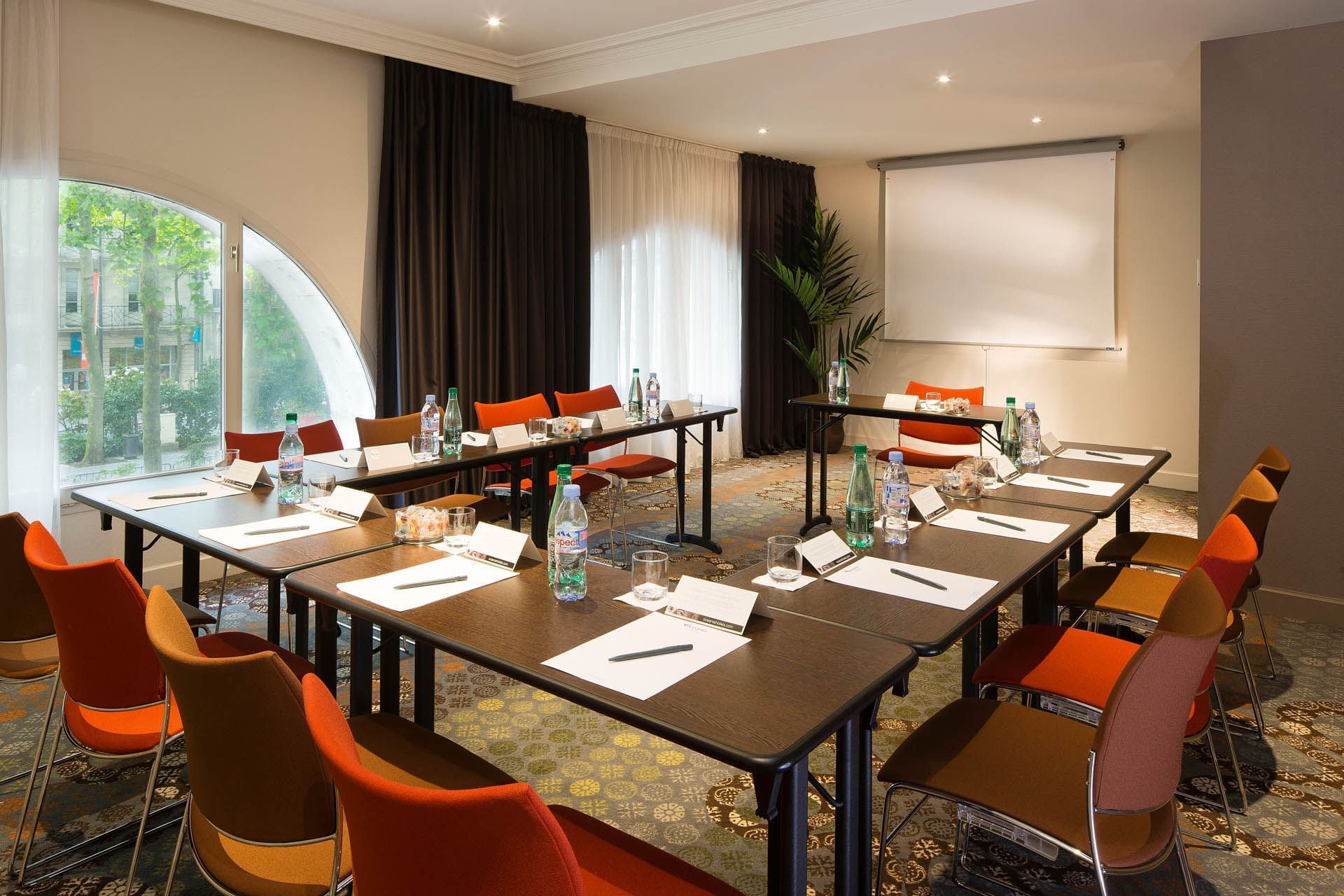 Table de réunion en U dressée à l'Oceania L'Univers Tours