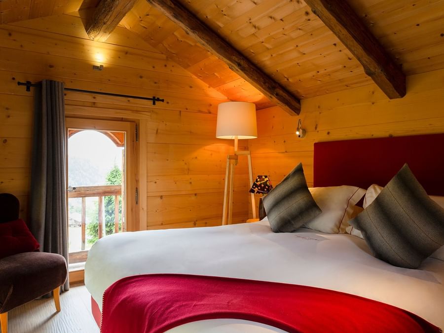Queen bed in a Double Room at Chalet-Hotel La Ferme du Chozal