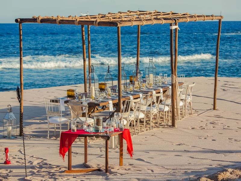 Mesa de comedor para bodas en la playa en Grand Fiesta Americana