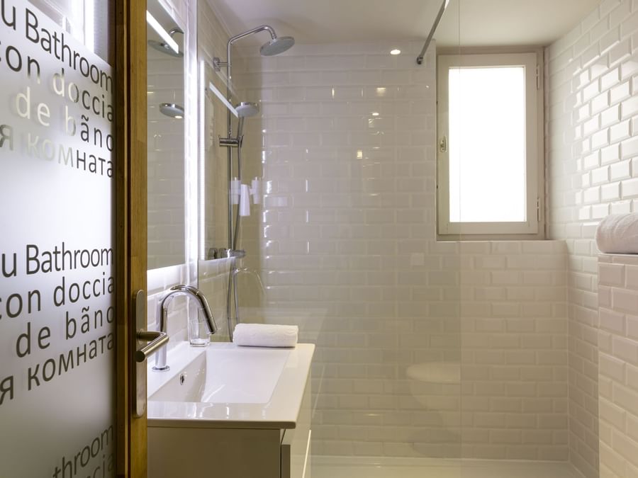 Bathroom shower & vanity area in a room at Hotel Beauregard