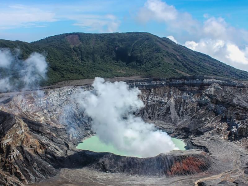 imagen de crater volcan poas