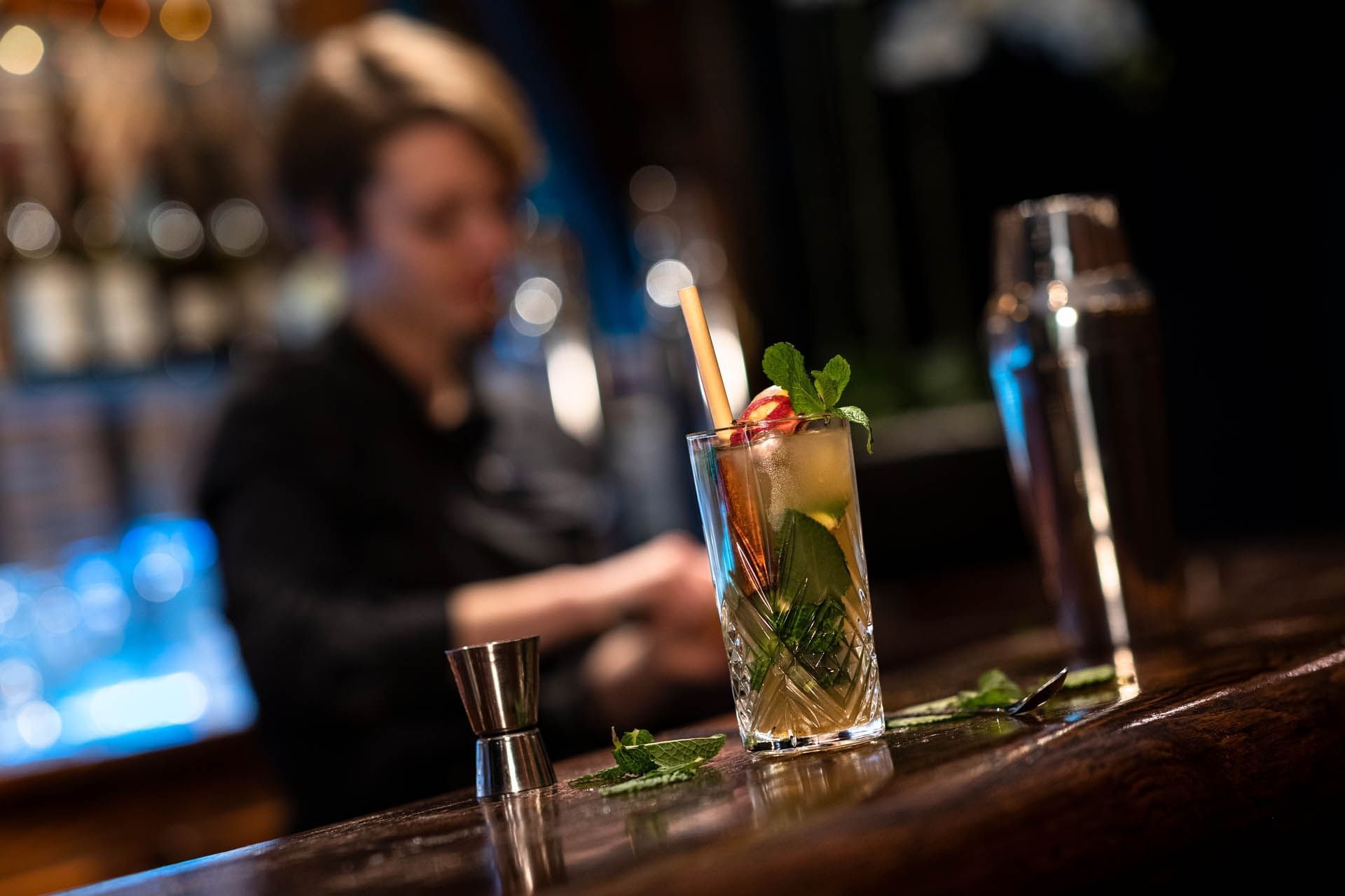 Gros plan d'un cocktail sur le comptoir du bar, Oceania L'Univers Tours