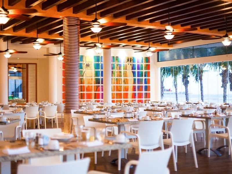 Vista de las mesas del moderno restaurante del Reef Coco Beach 