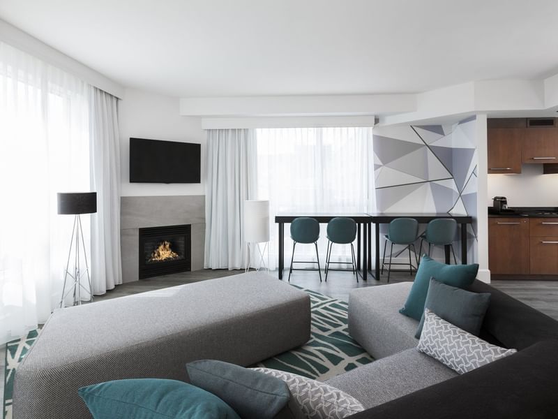 Living area with seating in Executive Suite, Warwick Le Crystal