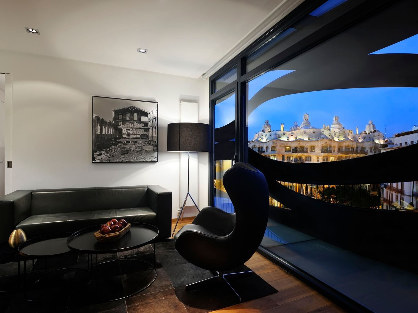 Livingroom with a city view in a room at Barcelona Apartment