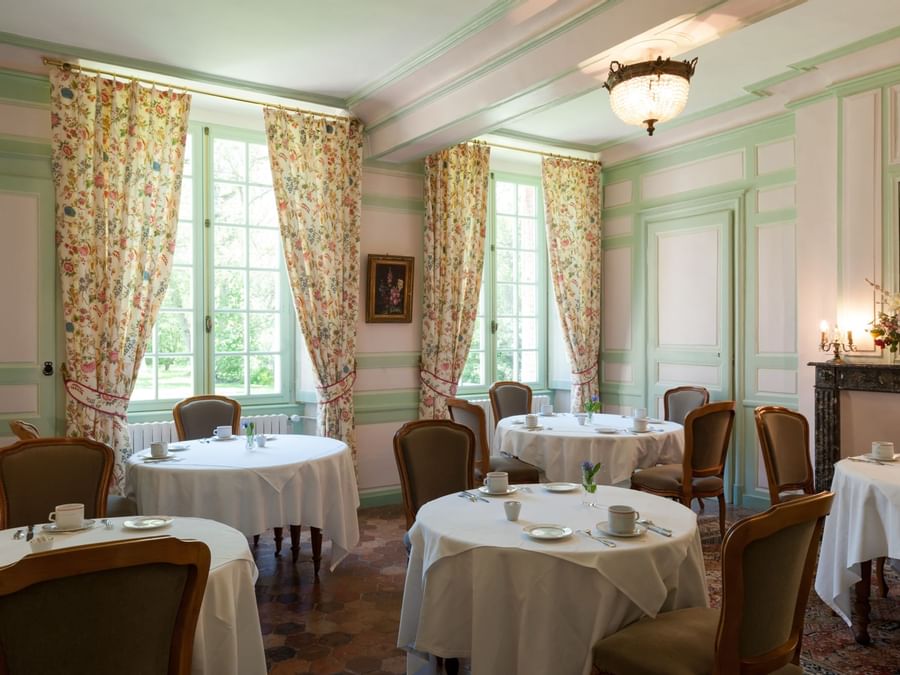 Dining area with open windows Chateau de landel