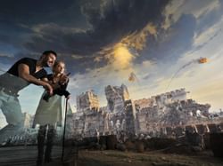 Paar betrachtet eine großformatige historische Schlachtszene mit Festung und Himmel voller Wolken.