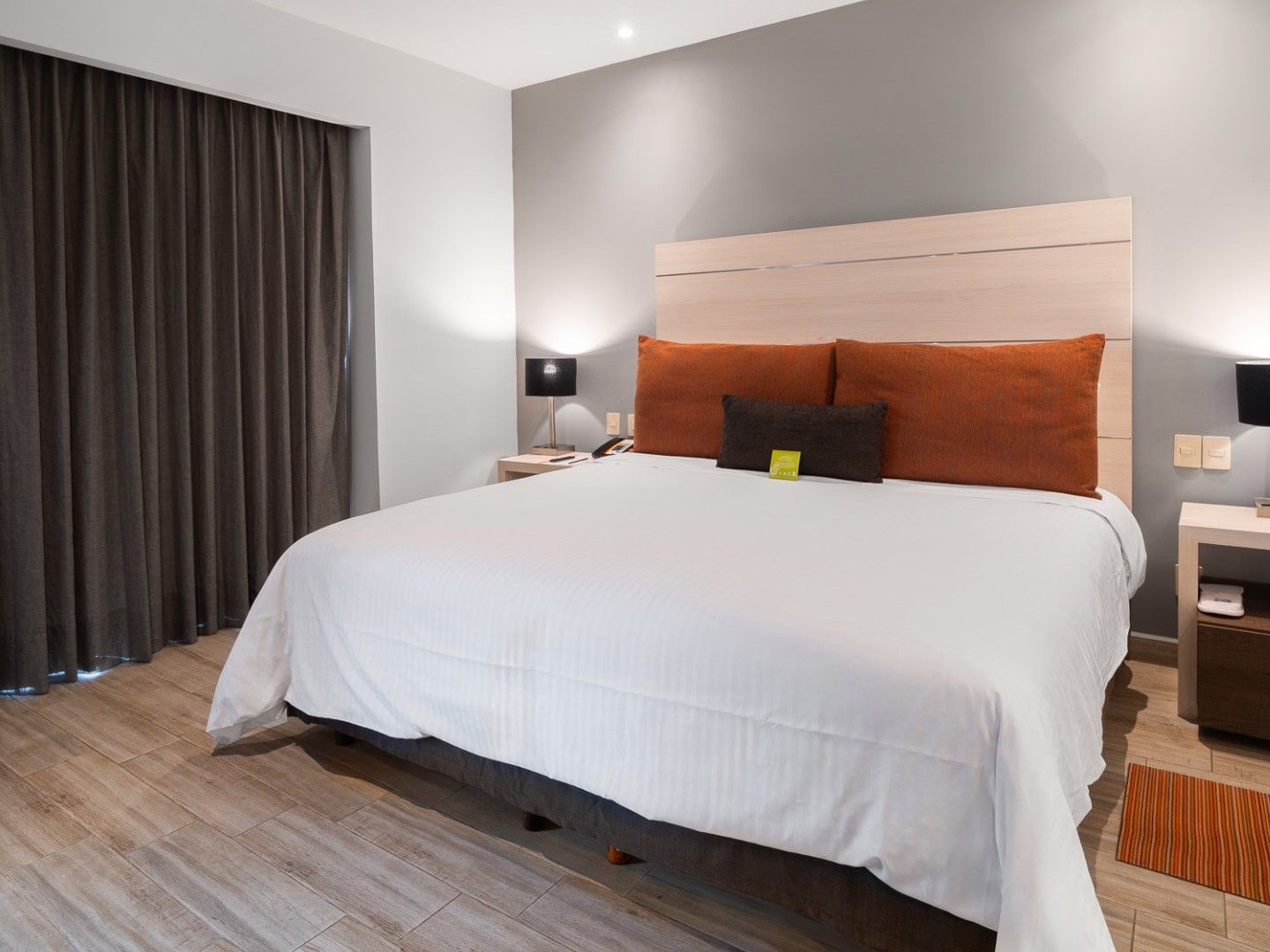 Habitación Suite Ejecutiva King en Real Inn Perinorte, Tlalnepantla con cama grande y decoración moderna.