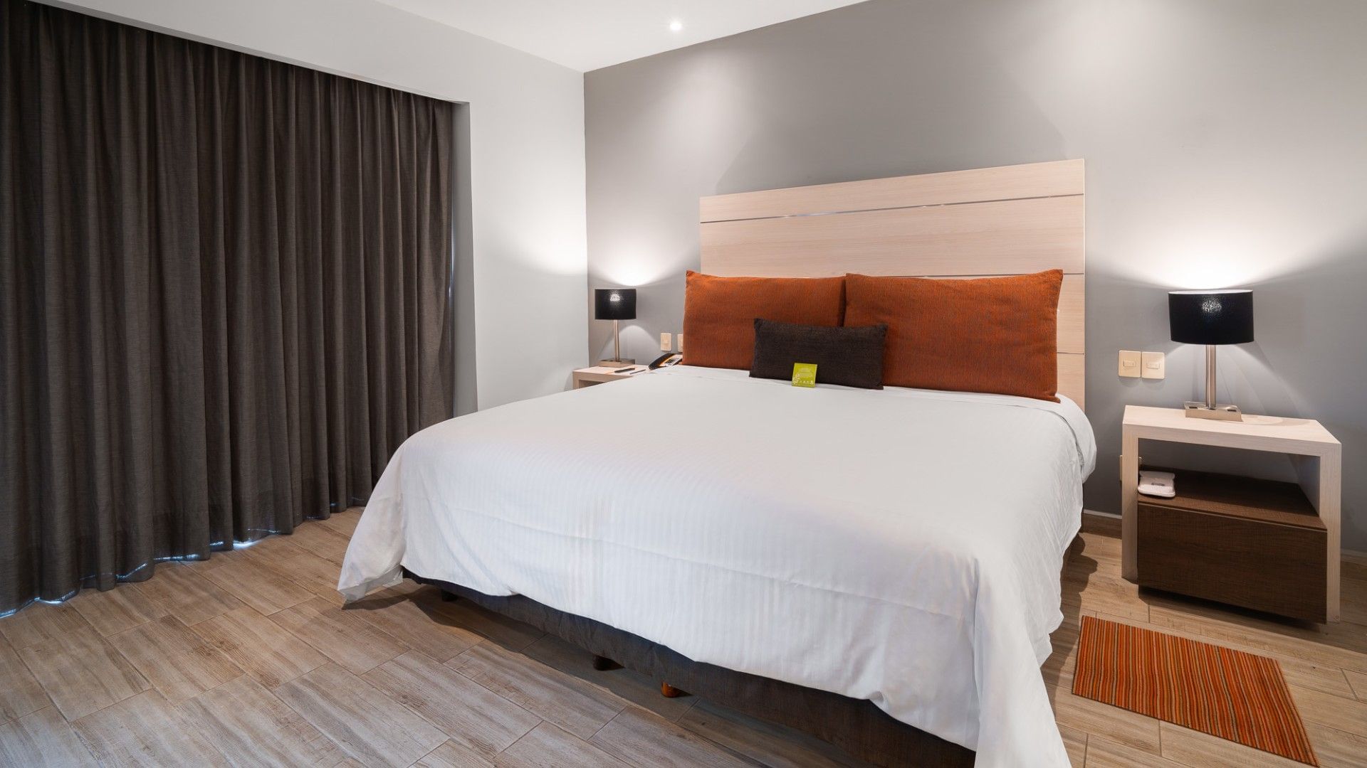 Habitación Suite Ejecutiva King en Real Inn Perinorte, Tlalnepantla con cama grande y decoración moderna.