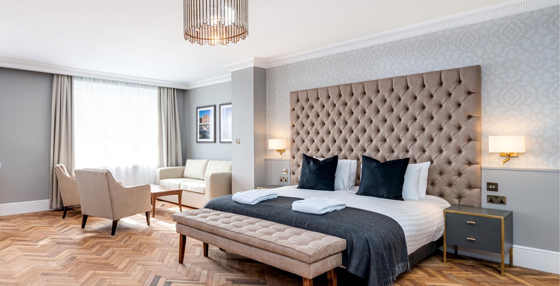 Twixmas bedroom in Berkshire featuring bed in suite bedroom at Easthampstead Park in Wokingham