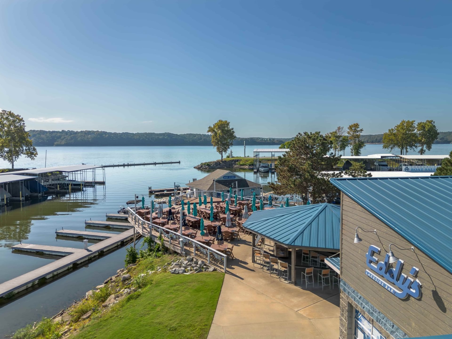 Lakeview of outdoor patio seating at Eddy’s Lakeside Bar in Shangri-La Resort and Golf Club