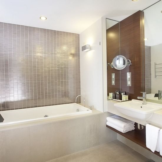 Bathroom tub & vanity in a Room at Pullman Sydney Olympic park