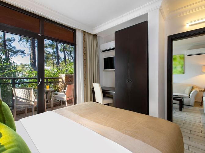 Marmaris Bay Resort'ta Balkon Manzaralı Superior Süit Oda