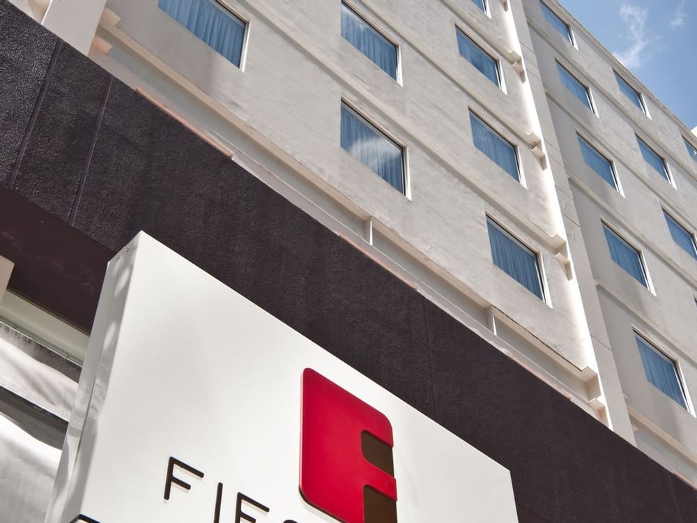 Low-angle shot of the entrance of Fiesta Inn Insurgentes Sur