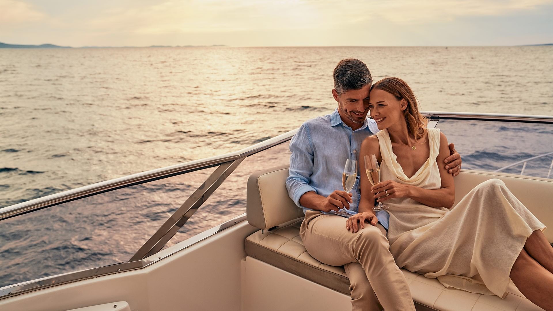 Paar genießt romantischen Sonnenuntergang auf Yacht bei Falkensteiner Hotel & Spa Jesolo