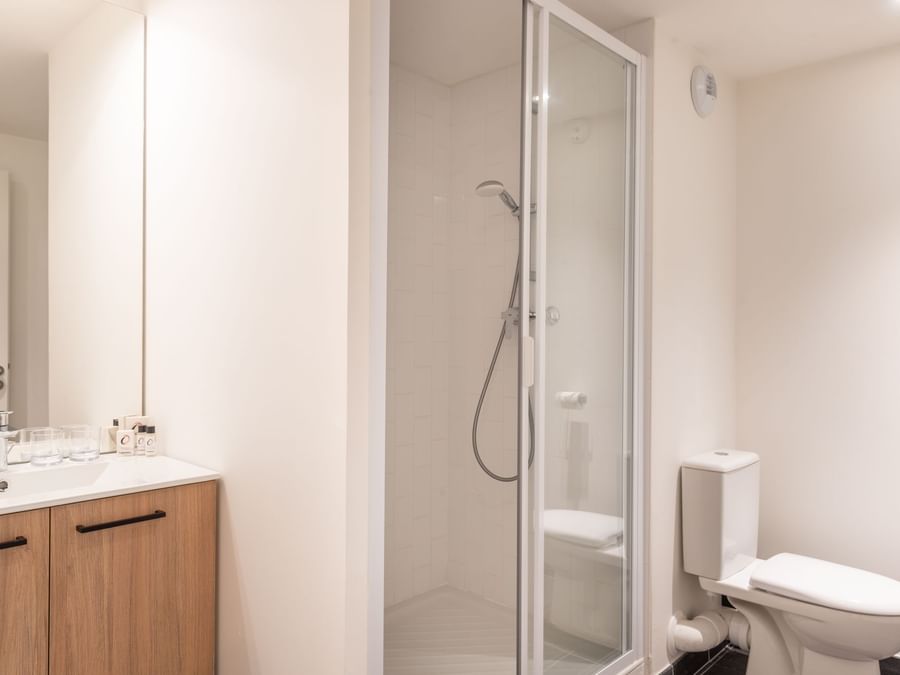 The lavatory and shower in bathroom at Residence Le Monde