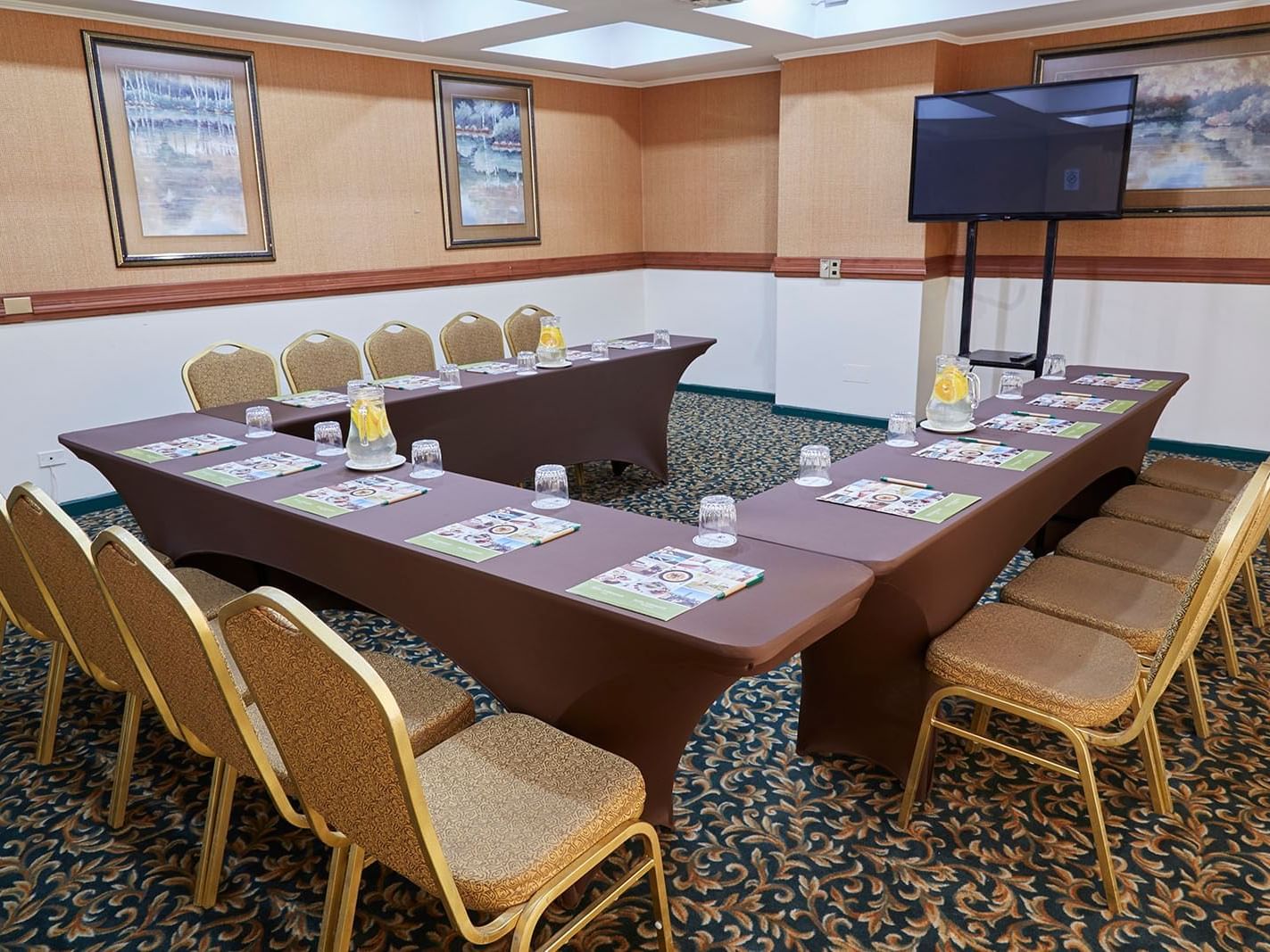 A U-shaped table in Concordia Room at Hotel Torremayor Lyon