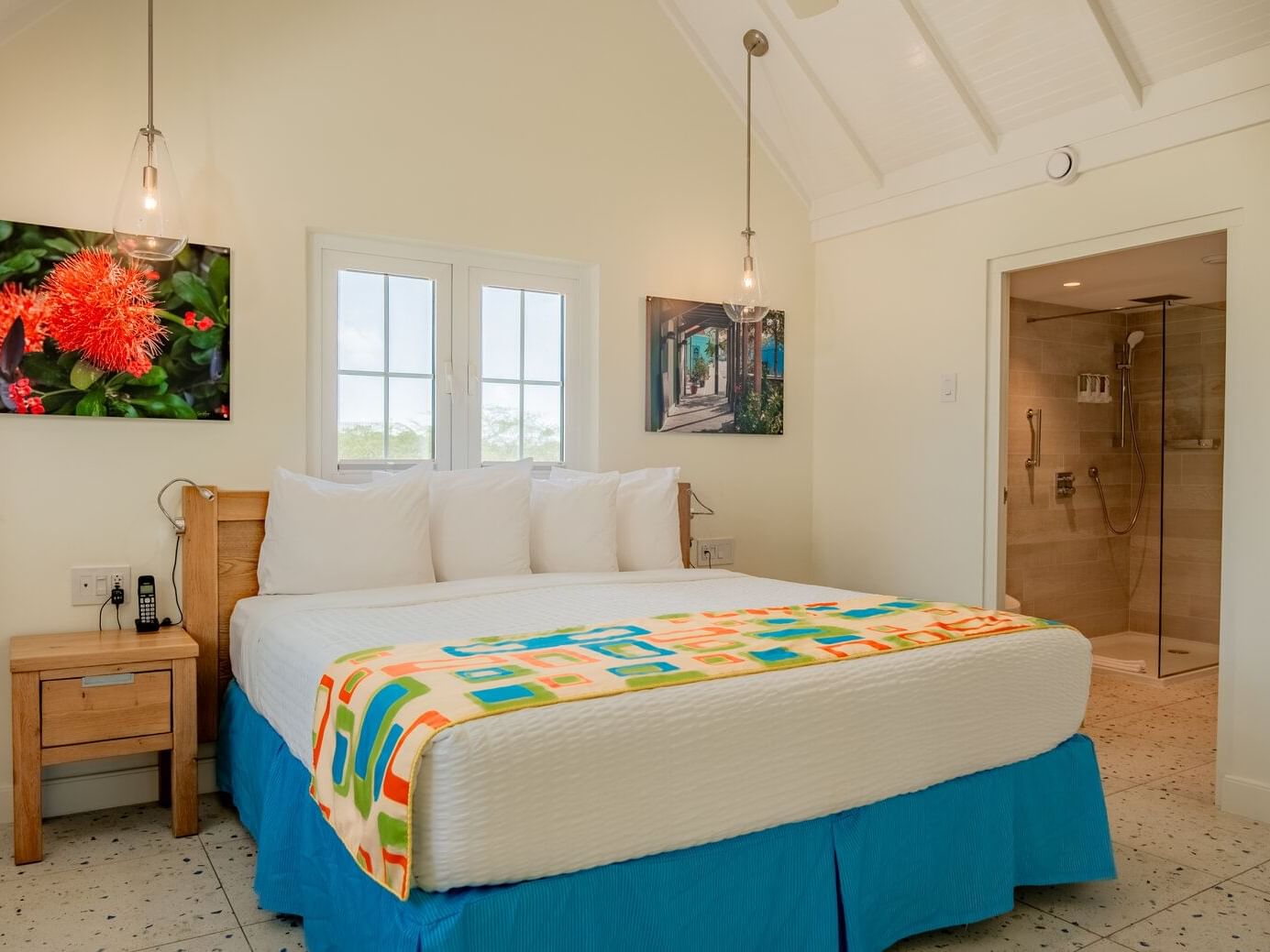 Cabina de ducha abierta junto a la cama en la Two Bedroom Suite de Passions on the Beach