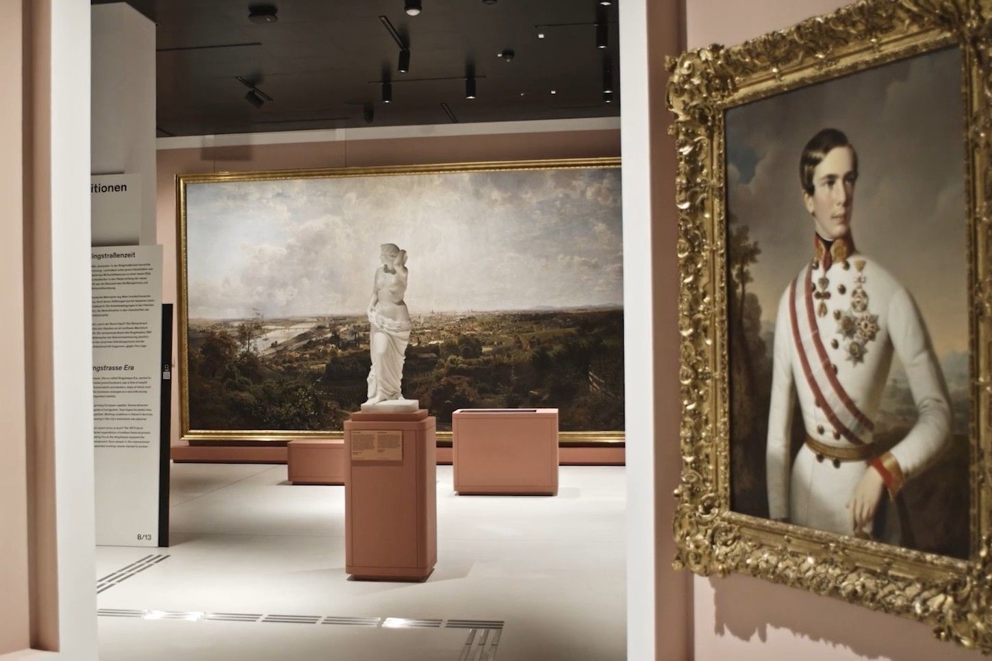 Moderner Ausstellungsraum im Wien Museum mit historischen Gemälden, einer Statue im Vordergrund und einem Porträt eines österreichischen Adeligen.