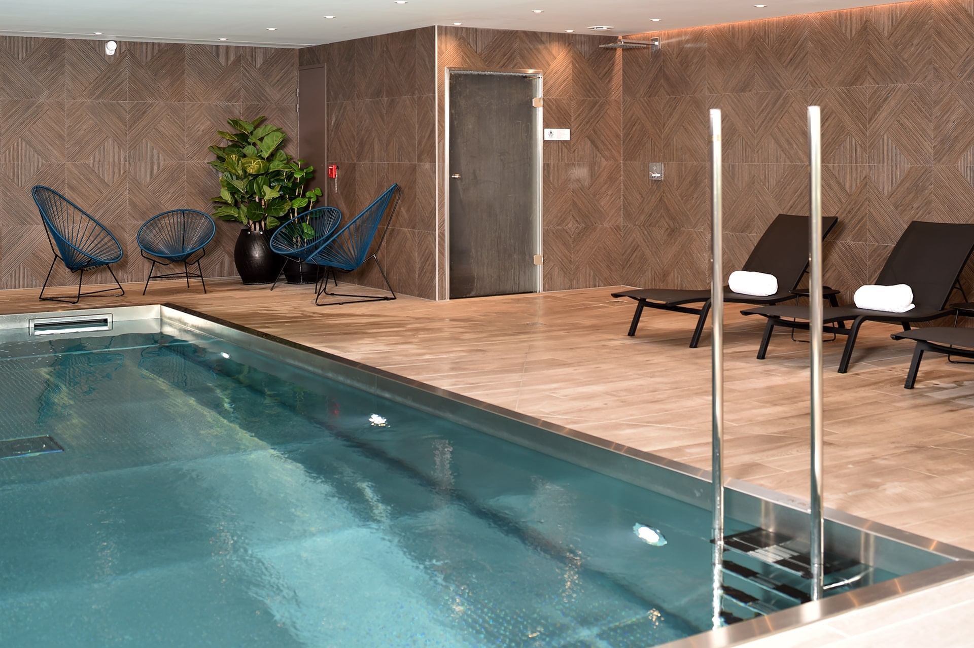 Piscine intérieure avec lits de piscine à l'Oceania Saint-Malo