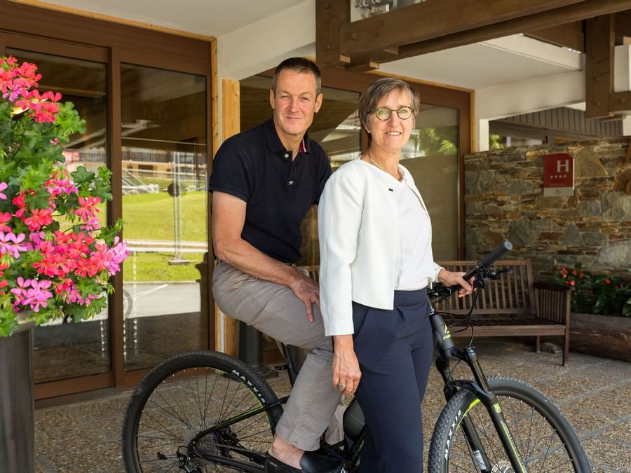 An image of the owners at Chalet-Hotel La Chemenaz