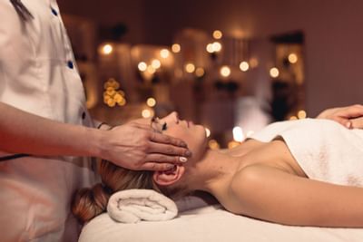 mujer recibiendo un facial
