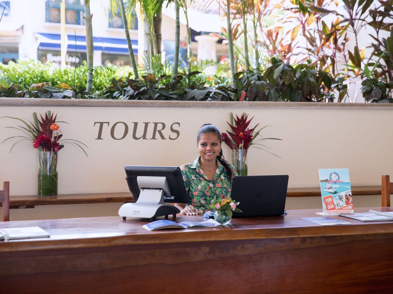 Recepcionista en la recepción en Tamarindo DIRIA Beach Resort