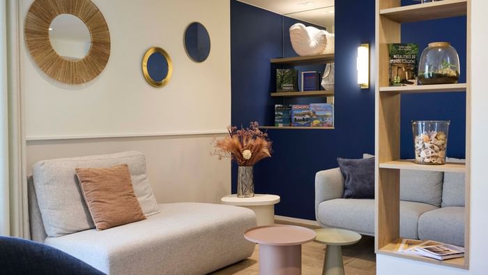 Salon élégant avec mobilier confortable et décoration moderne à Hôtel La Marébaudière.