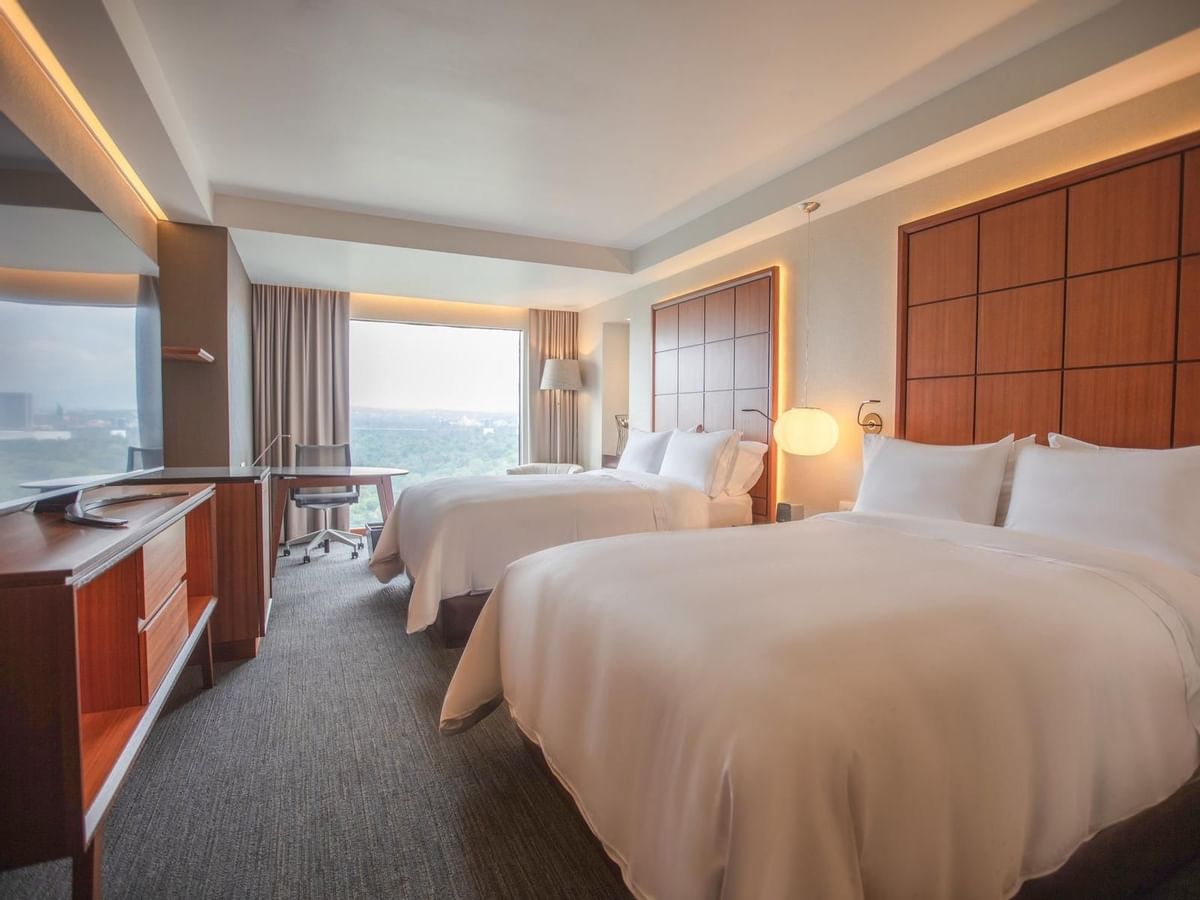 Deluxe Room with two beds and furniture at GFA Chapultepec