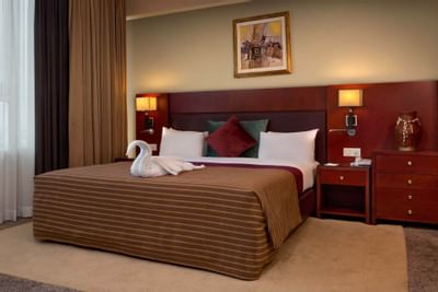 Vue de la chambre d'hôtel avec un lit décoré 