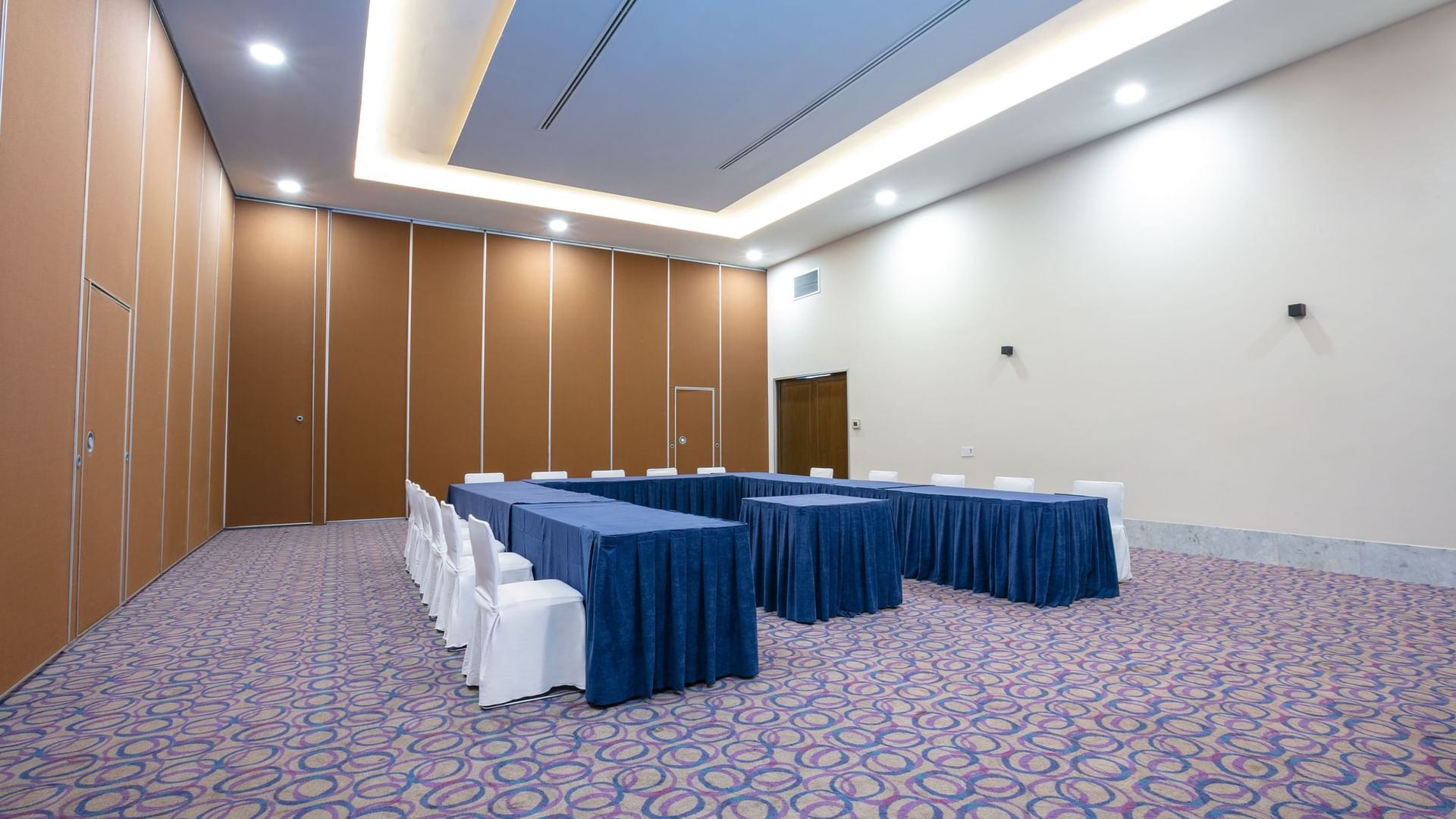 Sala de reuniones Molino del Rey con mesas y sillas en Camino Real Guadalajara, Zapopan.