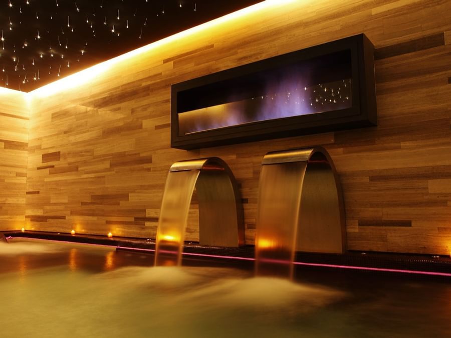Indoor modern hot water tub in Feel Urban Spa by Live Aqua
