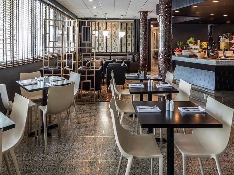Dining area in Lapidus Restaurant at Capitol Skyline Hotel