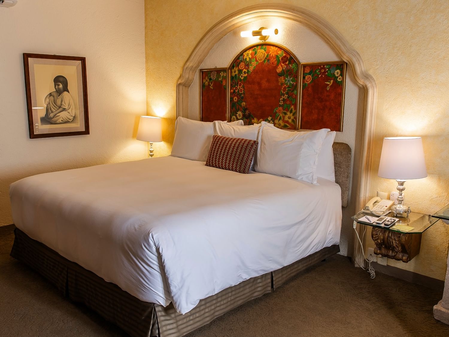 Master Suite King con cama king, arco decorativo y lámparas de mesa en Quinta Real Zacatecas