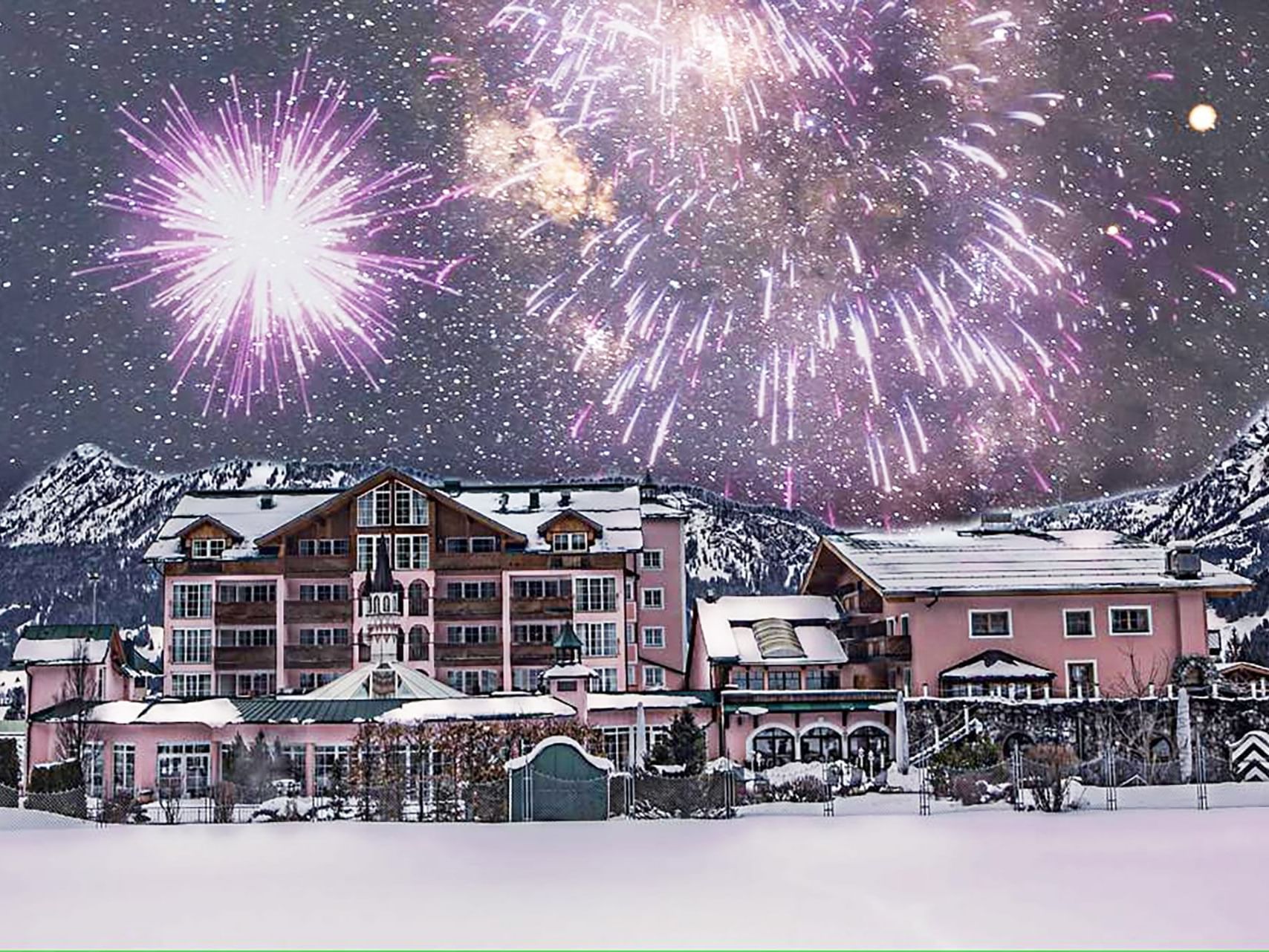 Feuerwerk über dem Wellnesshotel Liebes Rot Flüh, Tannheimer Tal