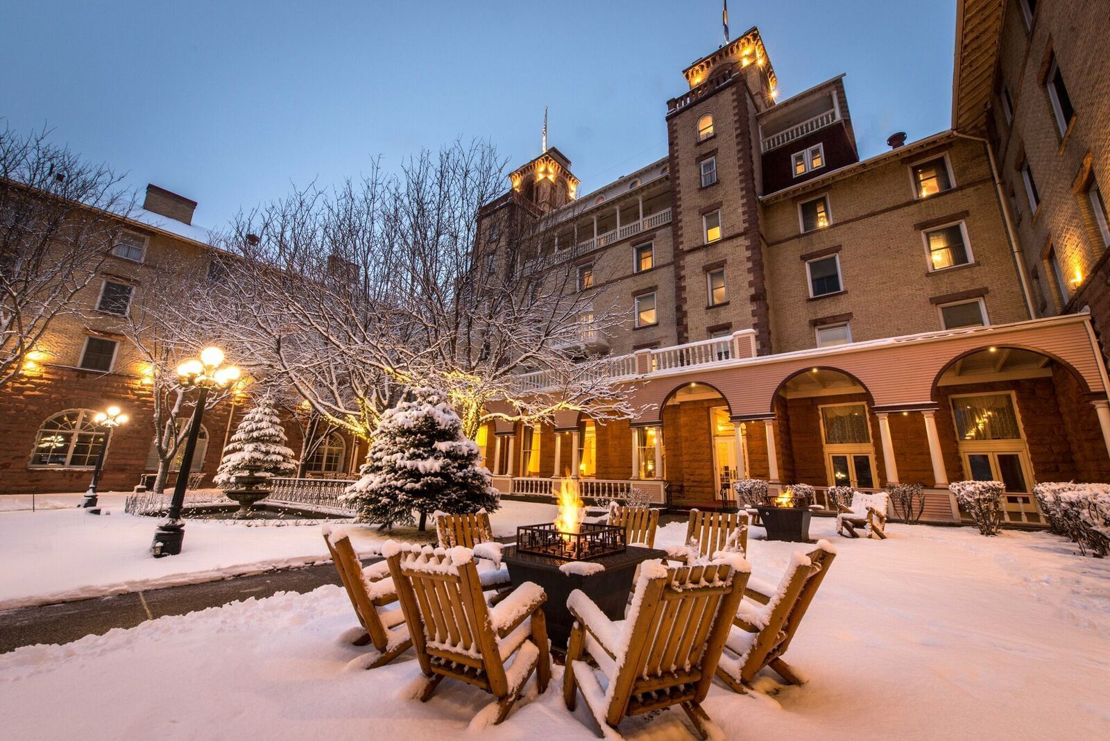 Hotel Colorado A Glenwood Springs Colorado Historic Hotel   Hc Winterextdusk 3554firepit3 