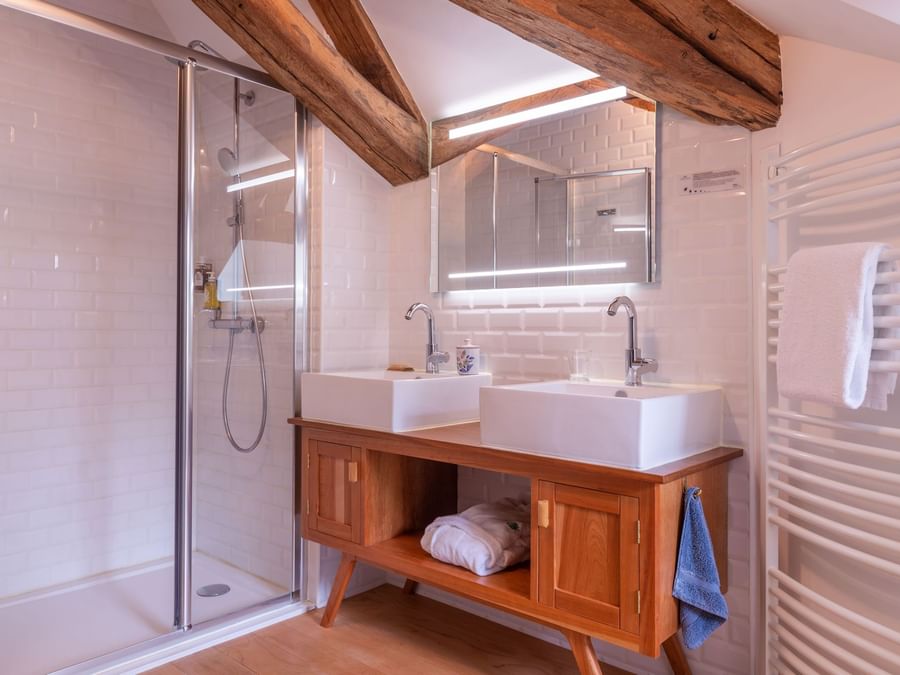 Bathroom shower & vanity area in a room le Domaine de mestre