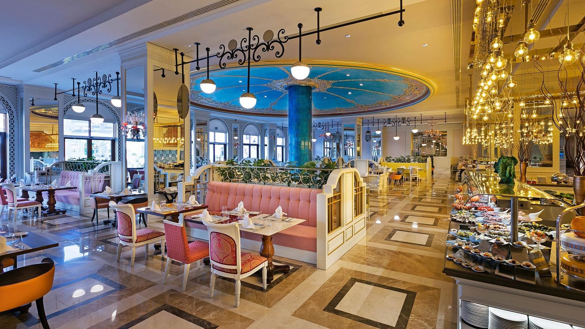 Stilvoll gedeckte Esstische im Bosphorus Dining des Titanic Mardan Palace.
