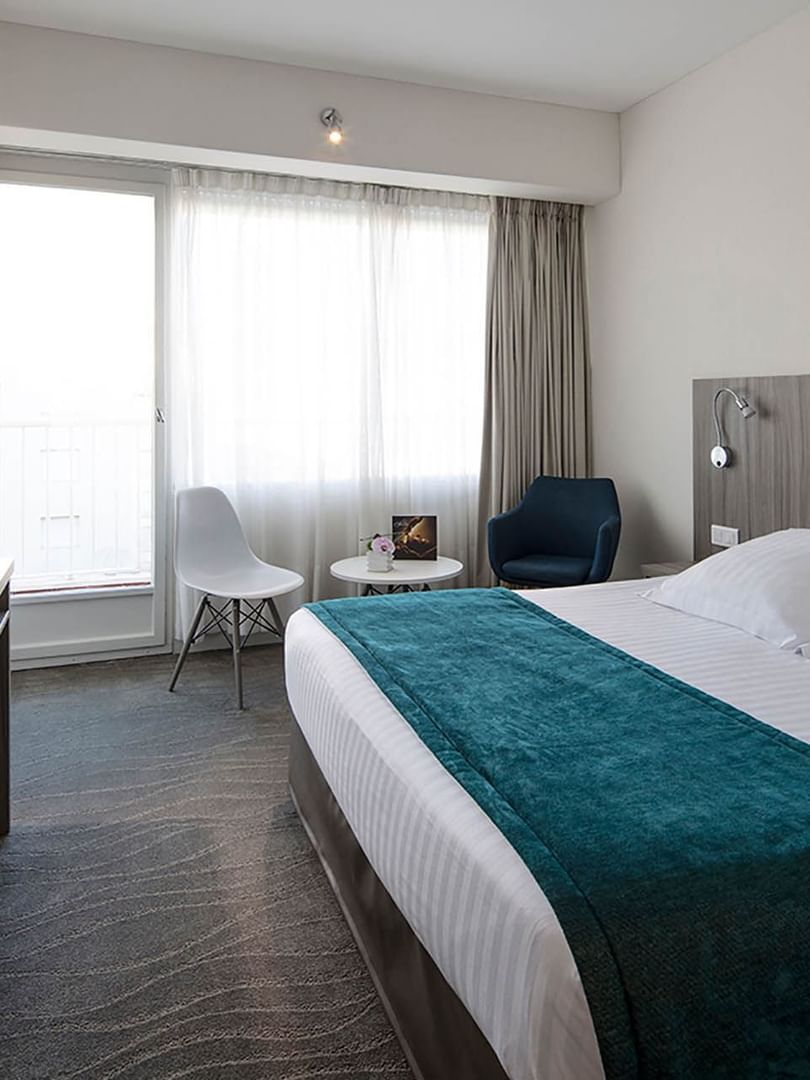 Un lit queen size et deux fauteuils confortables dans la chambre « Harmony » du Splendid Hotel & Spa à Nice