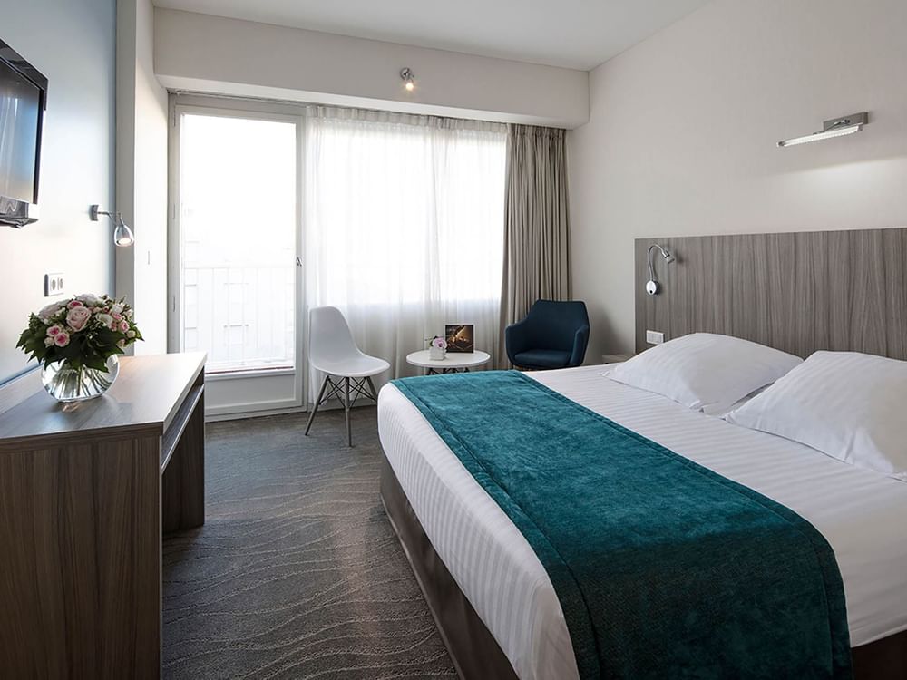 Un lit queen size et deux fauteuils confortables dans la chambre « Harmony » du Splendid Hotel & Spa à Nice