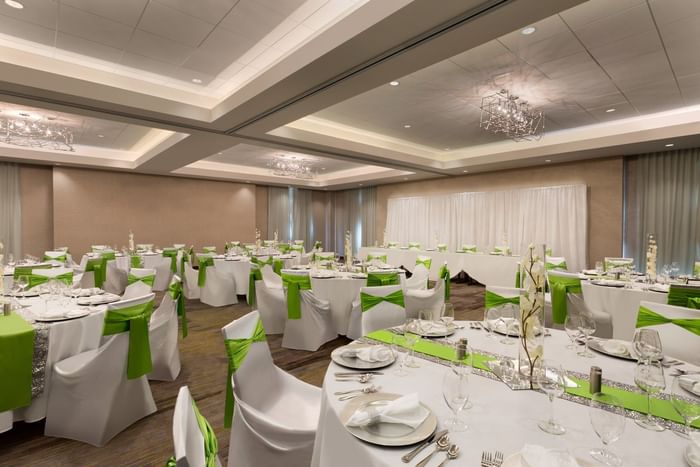 courtyard room wedding