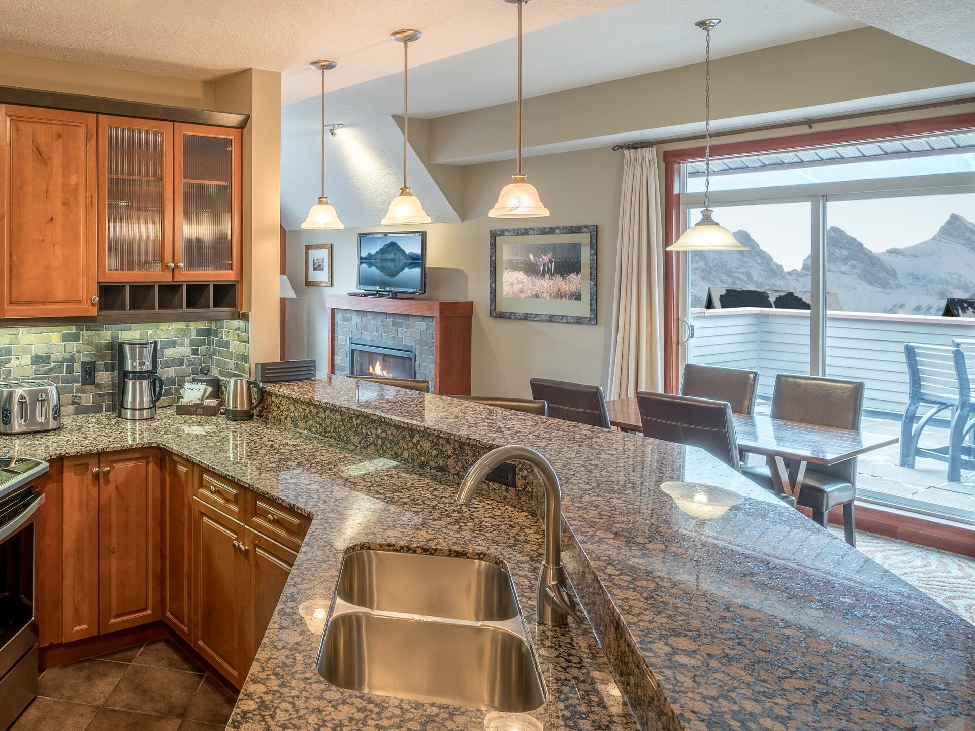 Three-Bedroom Suite with a kitchen at Blackstone Mountain Lodge