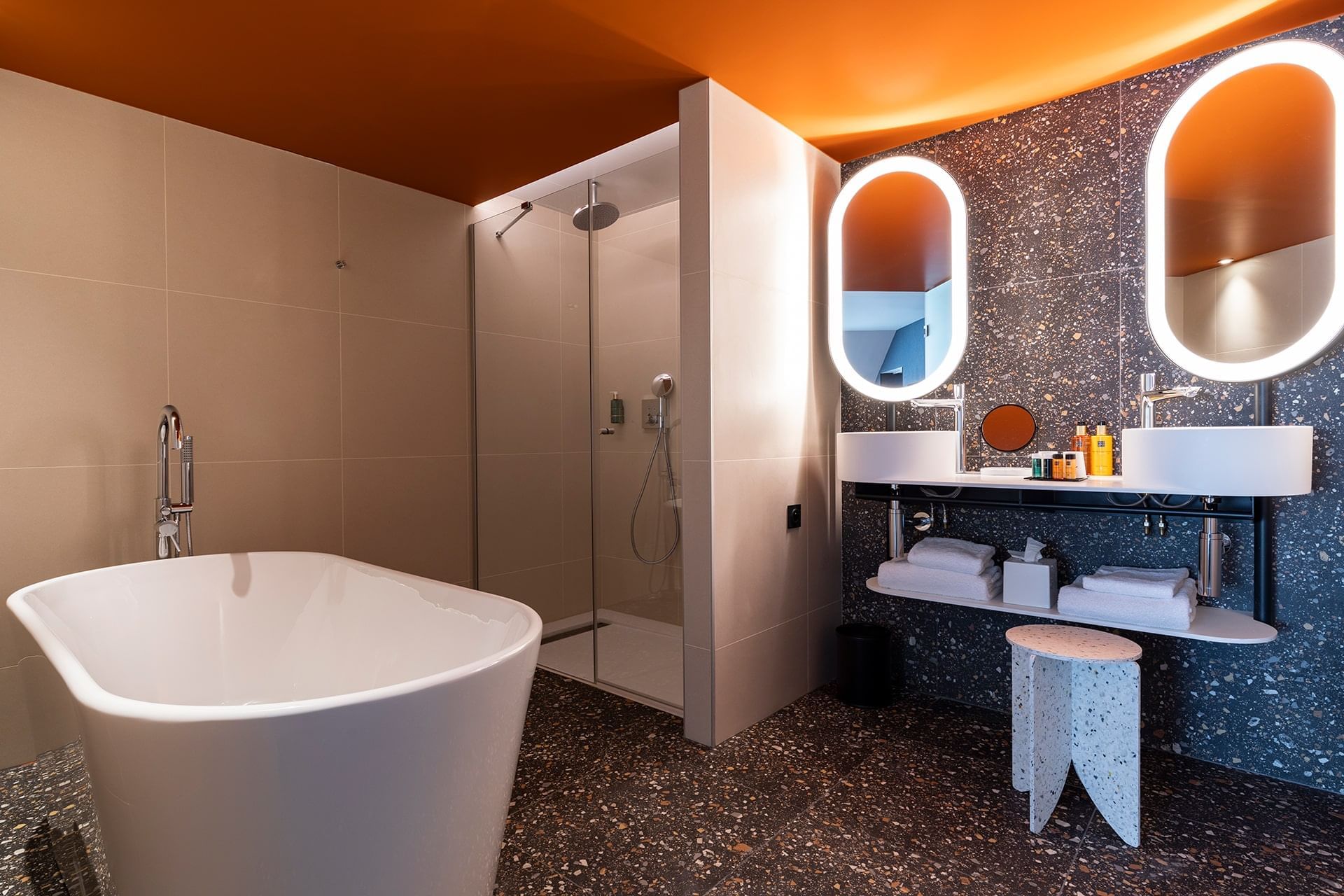 Lavabo et baignoire dans une chambre à l'Oceania Le Conti Brest