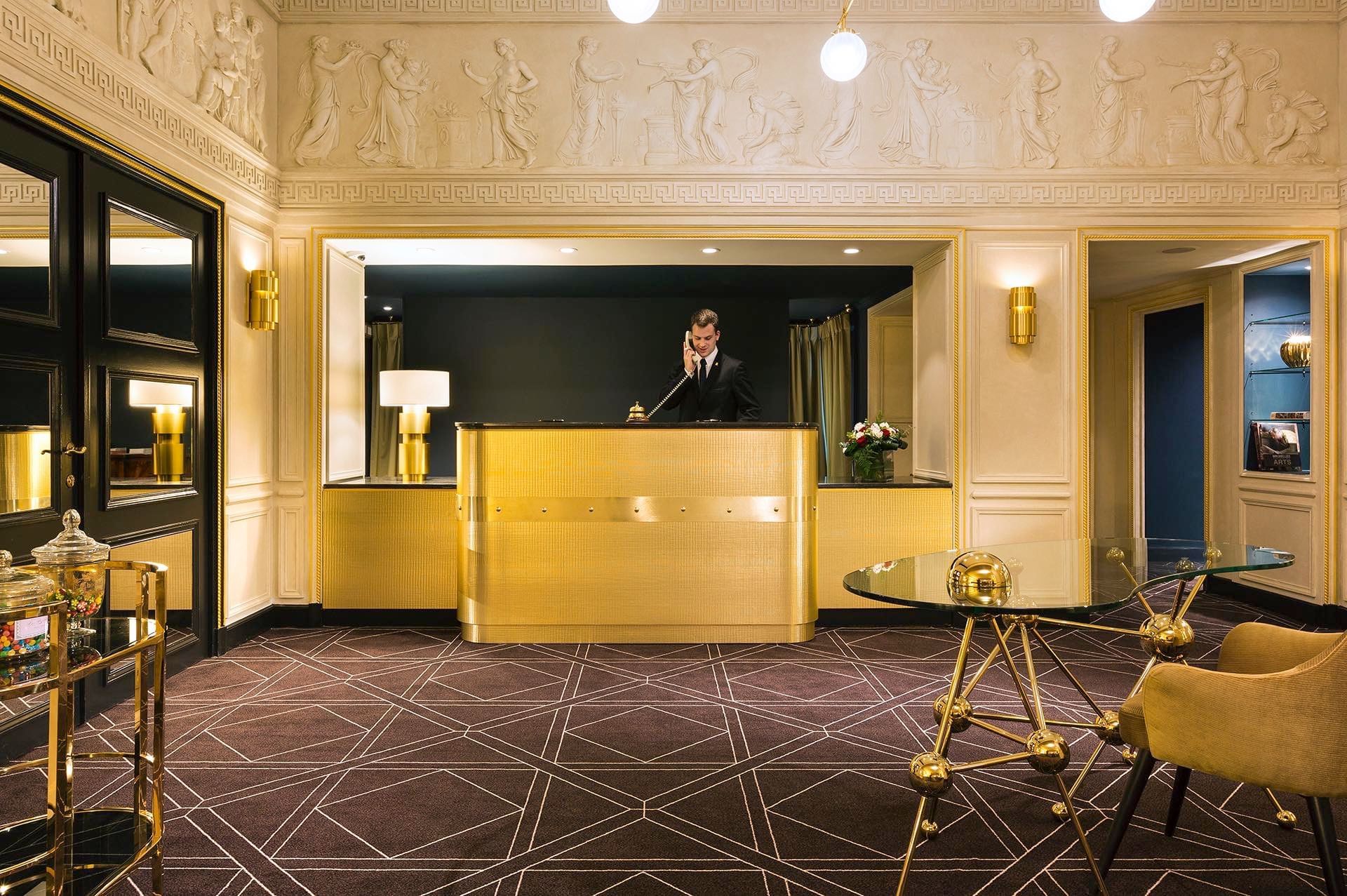 Espace réception dans le hall de l’Hotel Barsey by Warwick