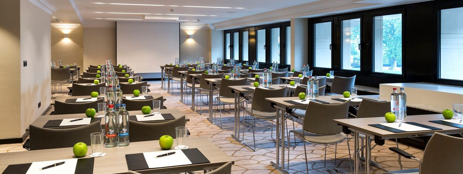 Salle Barsey III équipée de tables et de chaises pour les réunions à l'hôtel Barsey by Warwick - Bruxelles.