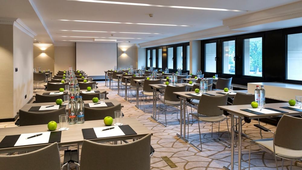 Salle Barsey III équipée de tables et de chaises pour les réunions à l'hôtel Barsey by Warwick - Bruxelles.
